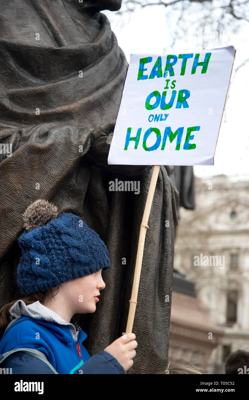 London. Schüler Streik für Klimawandel, Teil einer globalen Aktion. Ein Kind hält ein Schild mit der Aufschrift "Erde ist unsere einzige zu Hause'. Stockfoto