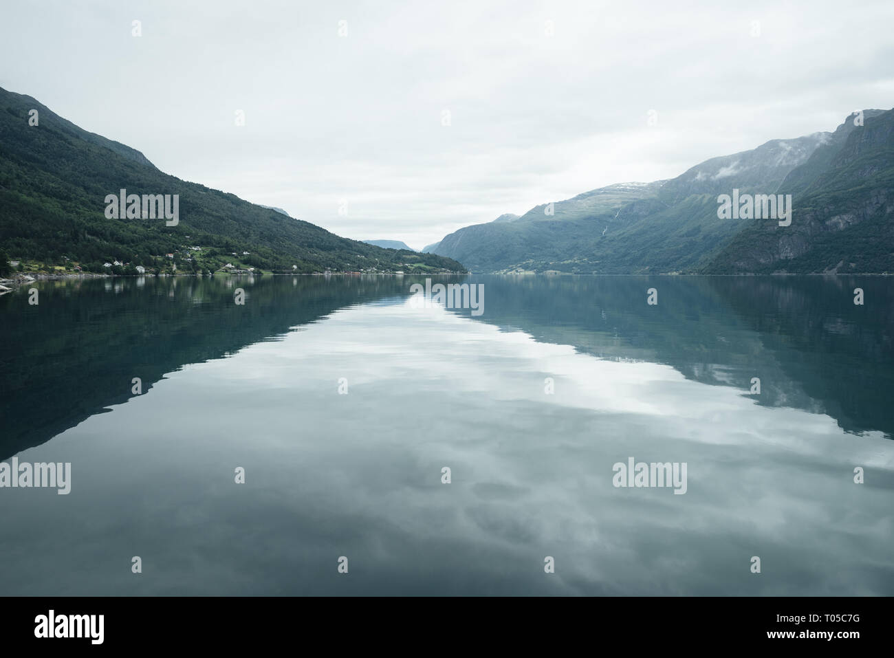 Norwegische Landschaft mit Bergen und Lusterfjord Fjord. Gemeinde Glanz, Norwegen Stockfoto