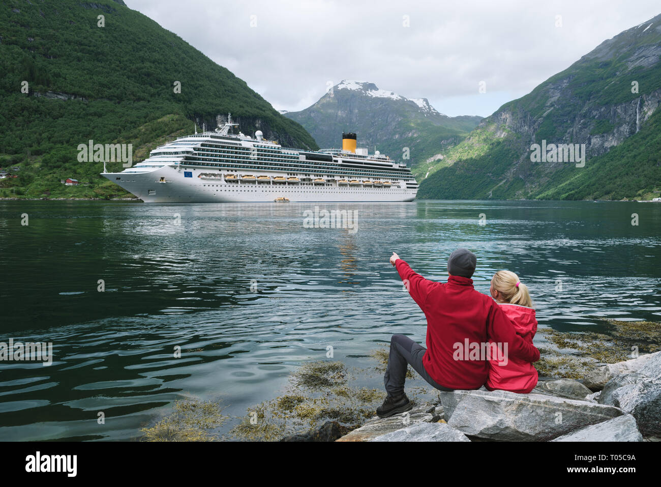 Geirangerfjord Kreuzfahrt. Ein Märchen von der Förde. Paar genießt einen majestätischen Blick in Norwegen. In der Nähe der touristischen Stadt Geiranger Stockfoto