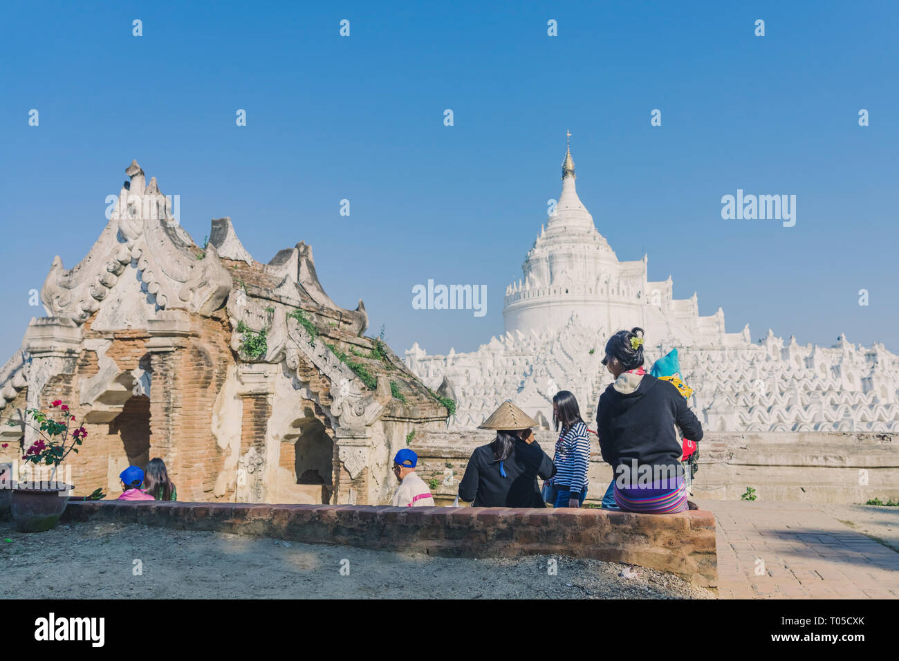 MINGUN - Myanmar, 20. Januar 2019: Unbekannter Touristen unterwegs und im Mya Thein Tan Pagode Fotografieren auf Januar 20,2019 in Mingun, Myanmar. Stockfoto