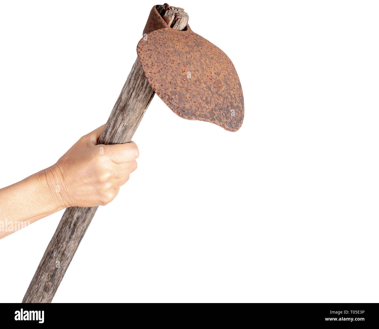 Weibliche hand ausübt, rostigen Hoe isoliert auf Weiss. Vintage landwirtschaftlichen Werkzeug. Stockfoto