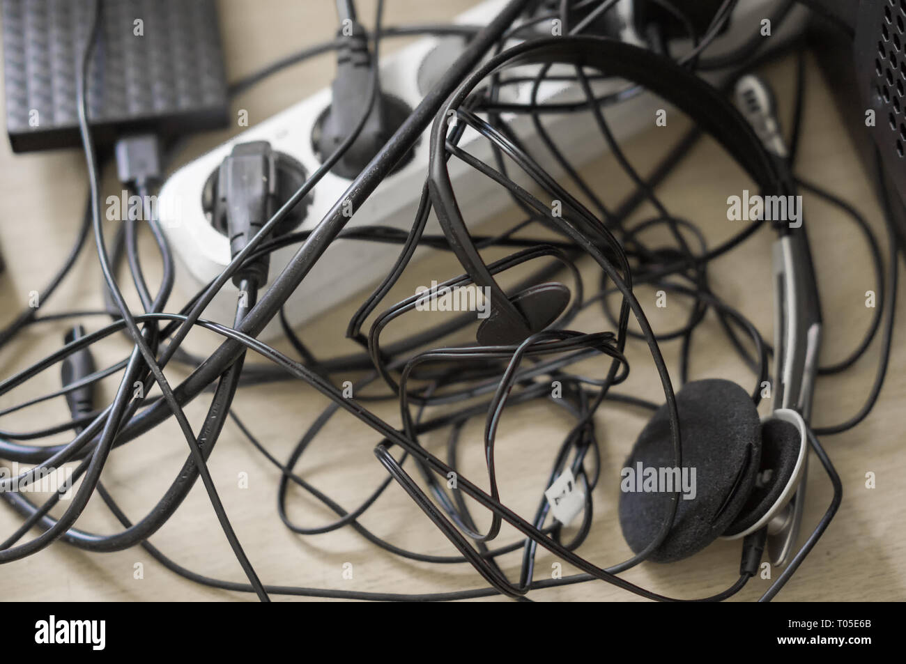 Viele verschiedene Drähte aus verschiedenen Gadgets Stockfoto