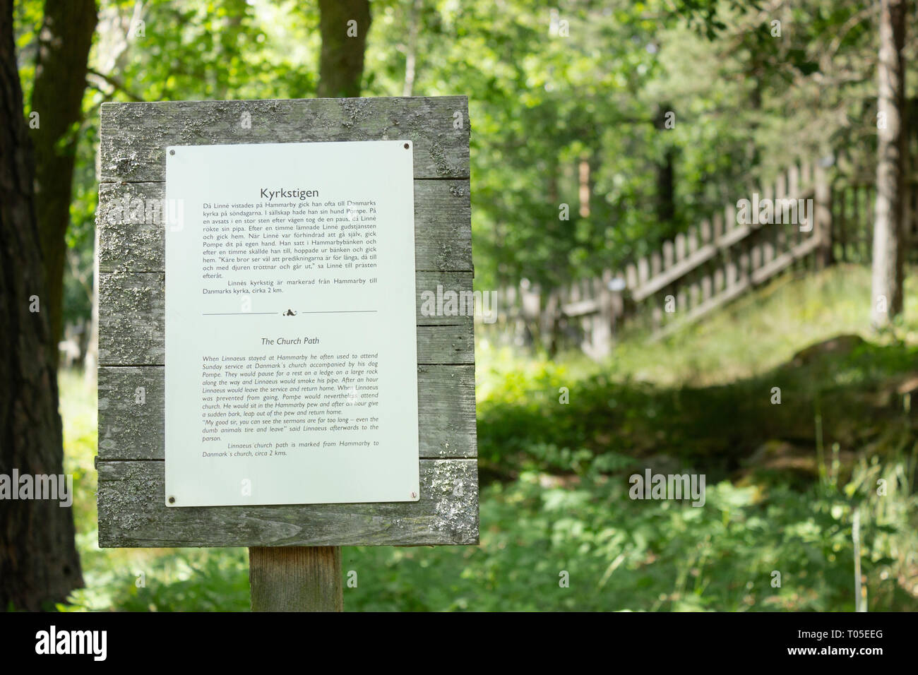 Linnaeus Natural History Museum zweisprachiger Hinweisschild in Schwedisch und Englisch. Linne's Hammarby Immobilien, Uppsala, Schweden Stockfoto