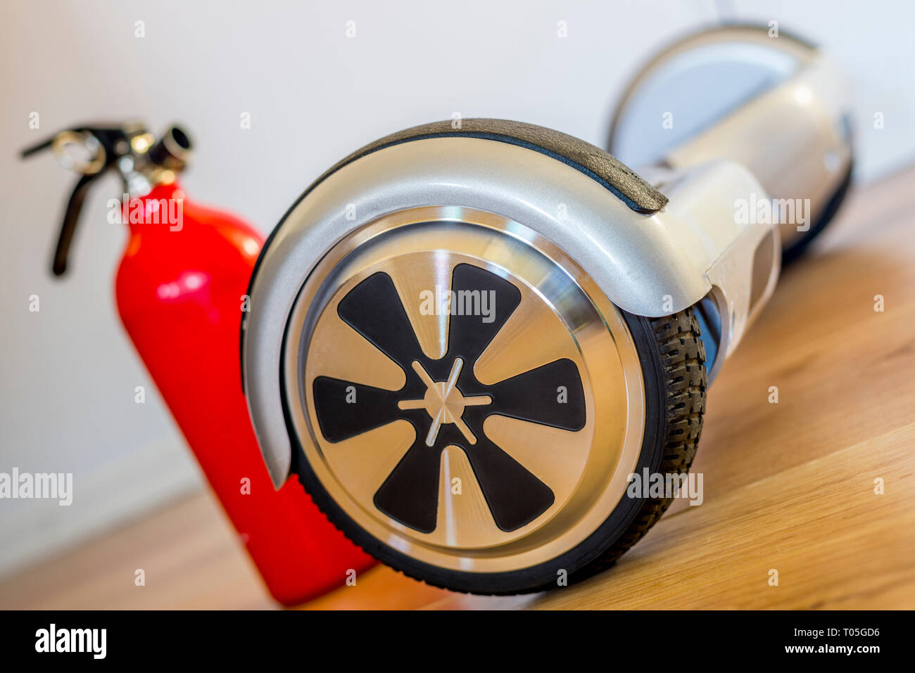 Aufladen eines Hoverboard mit Feuerlöscher in der Nähe Stockfoto