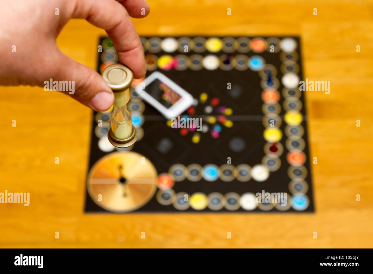 Brettspiel. Hand mit blauen Würfel. Kasino Stockfoto