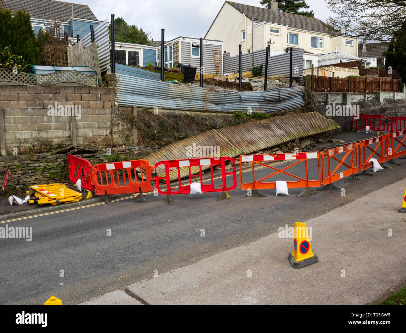Wand einstürzen und Straßensperre folgenden März 2019 Sturm Gareth in einem Plymouth street Stockfoto