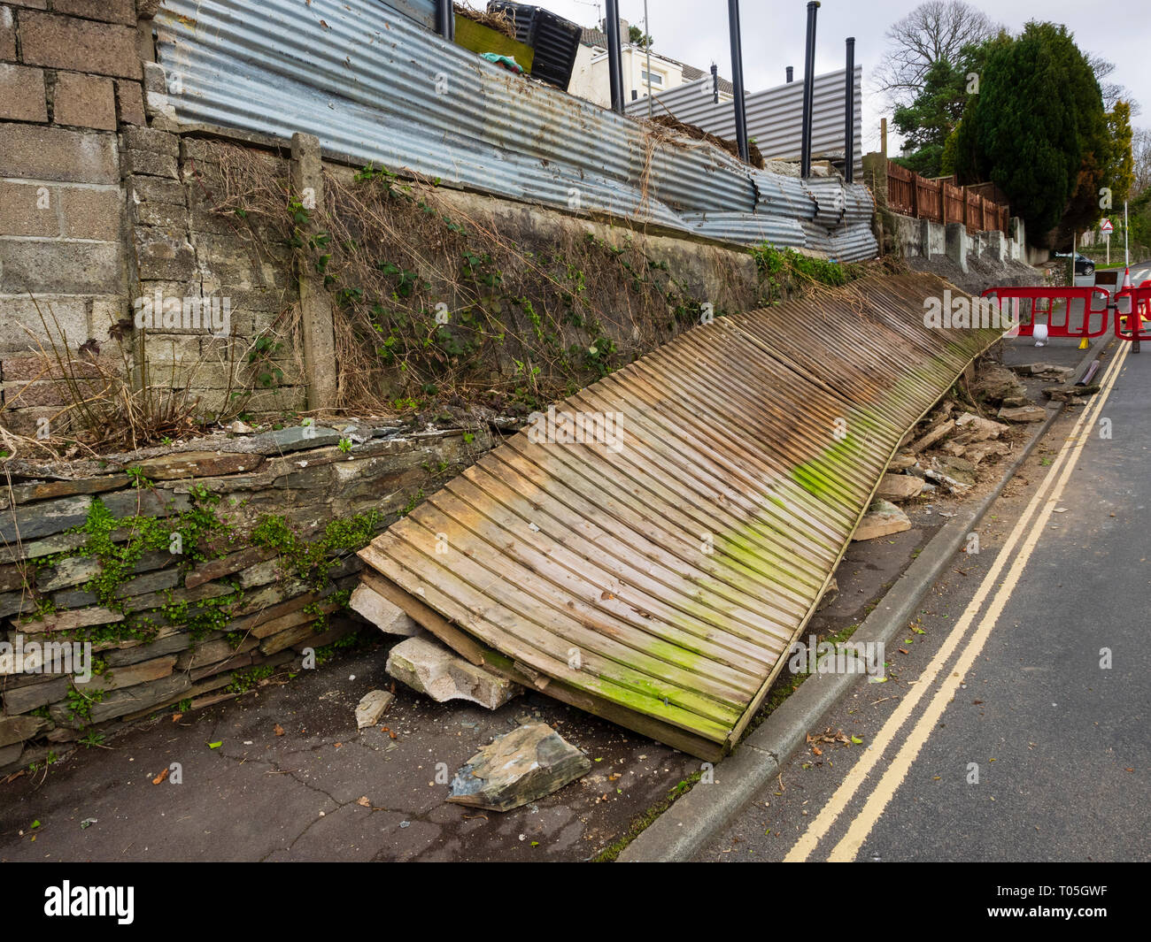 Wand einstürzen und Straßensperre folgenden März 2019 Sturm Gareth in einem Plymouth street Stockfoto
