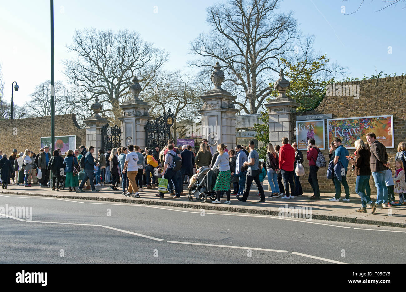 Die Menschen in der Warteschlange Kew Gardens an der Victoria Gate an einem sonnigen Tag im Februar. Stockfoto