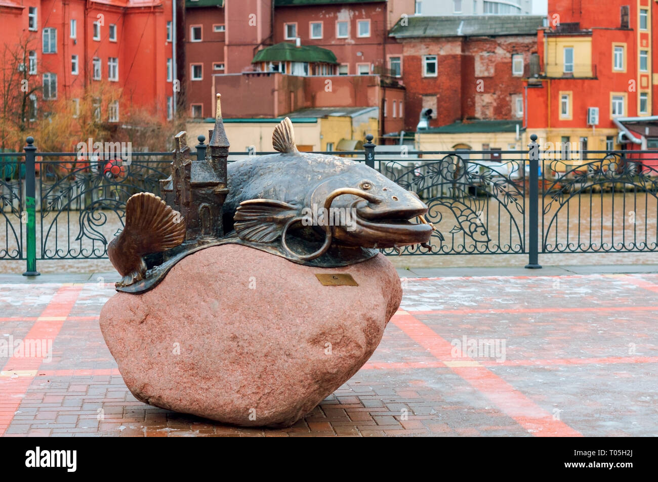 Denkmal "Wels", eine bronzene Denkmal für die "Fische Wels', Kaliningrad, Russland, 05. Januar 2019 Stockfoto