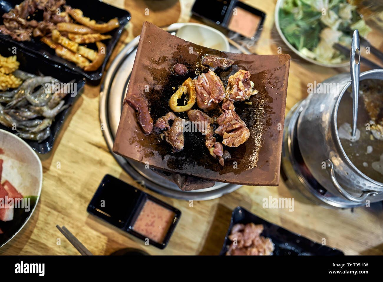 Traditionelle vietnamesische hot spot Restaurant mit abwechslungsreichen Essen Stockfoto