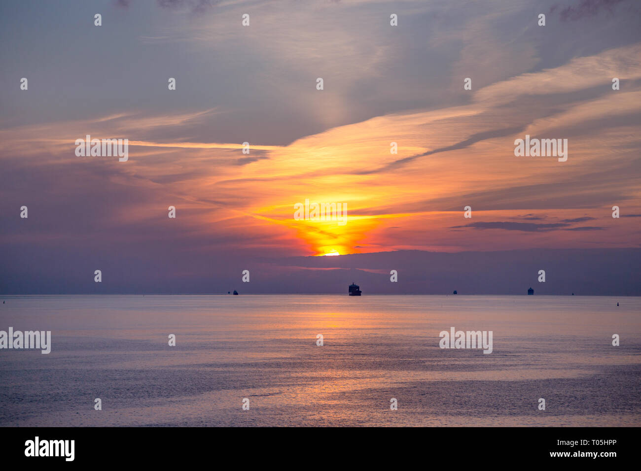 Schiffe in die offene See bei Sonnenuntergang Stockfoto