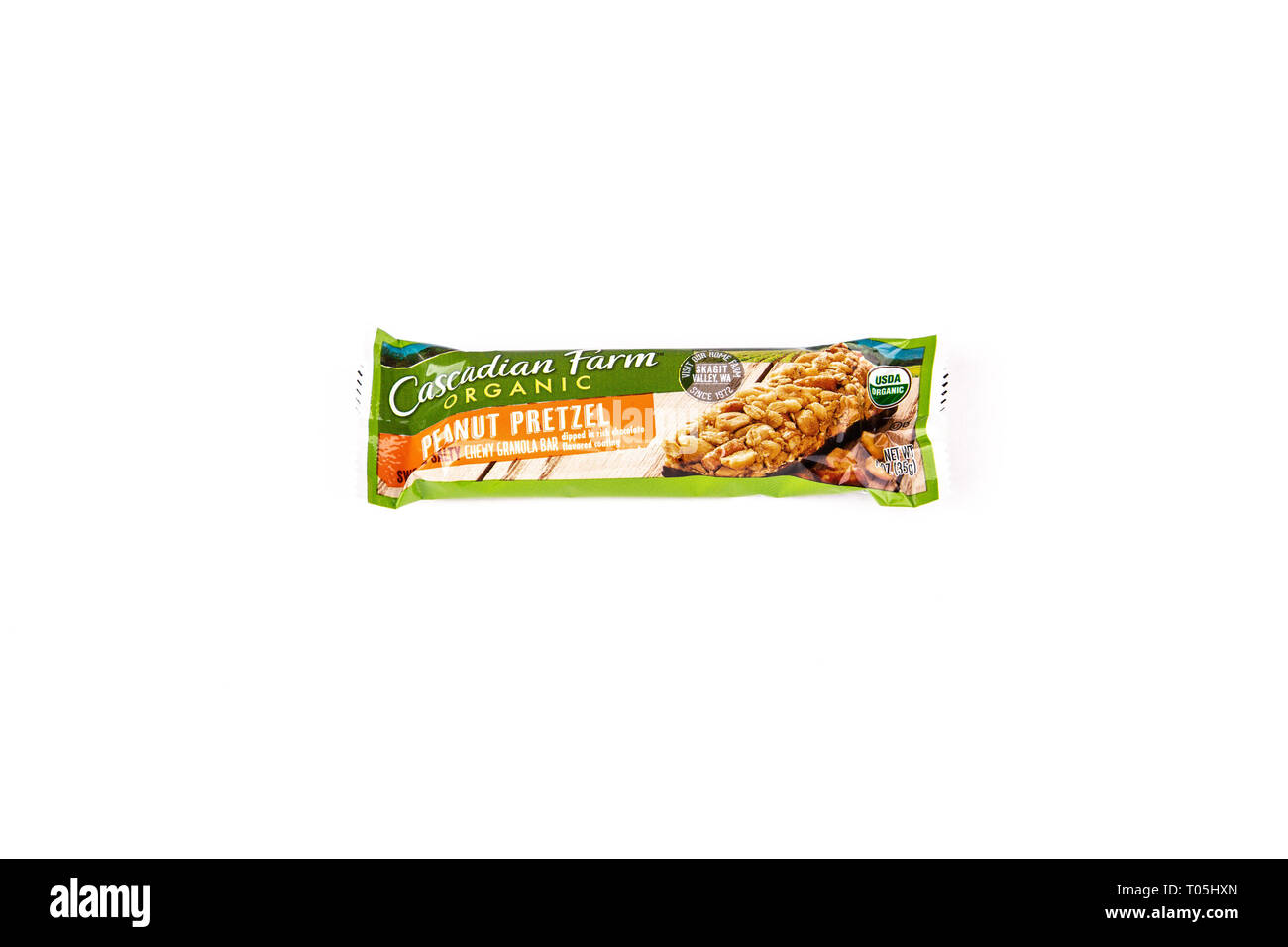 ATLANTA, Georgia - 19. April 2017: Cascadian Farm organische Erdnuss Brezel Chewy Müsliriegel Stockfoto