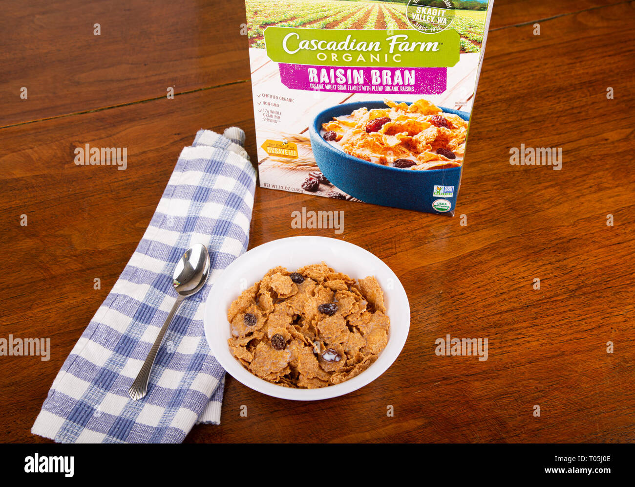 ATLANTA, Georgia - 19. April 2017: Ein Feld von Cascadia Farm Raisin Bran mit einer Schüssel Müsli und Milch auf einem Holz Tisch Stockfoto