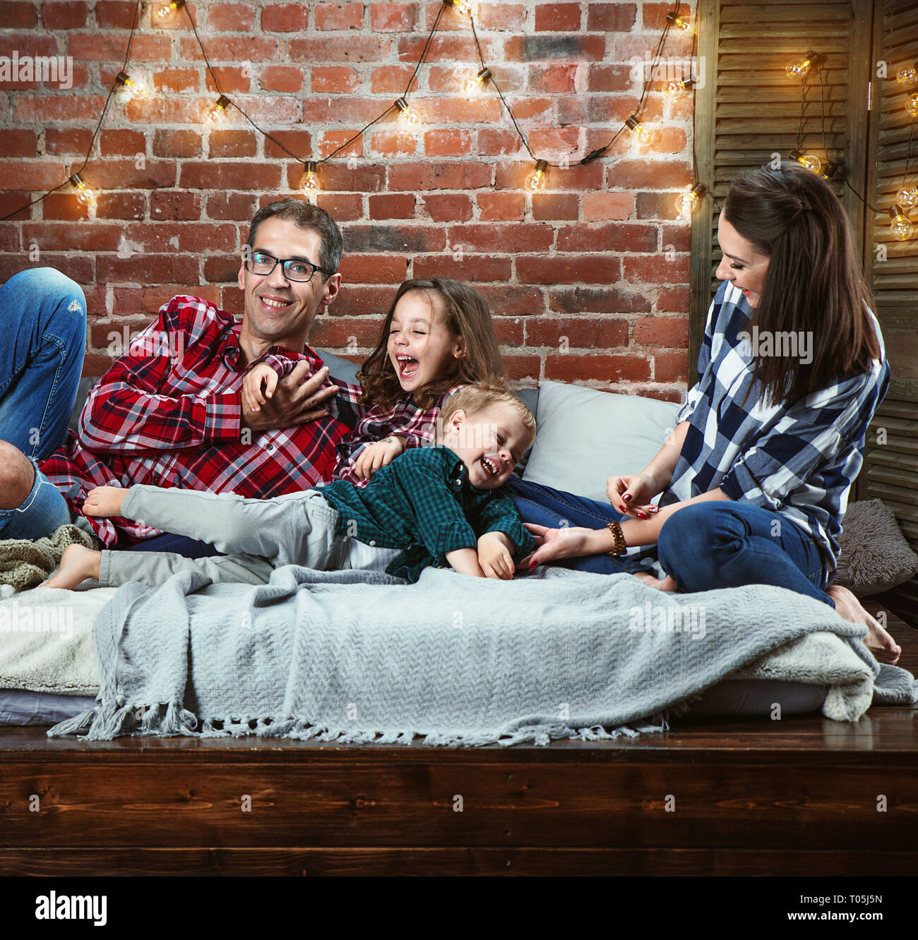 Porträt einer cheerrful Familie Entspannen in einem stilvollen, modernen Interieur Stockfoto