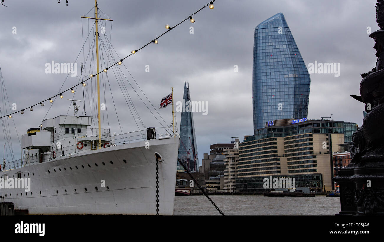 HQS Wellington günstig auf den Bahndamm nördlich der Themse mit dem Shard und Blackfriars Gebäude im Hintergrund. Stockfoto