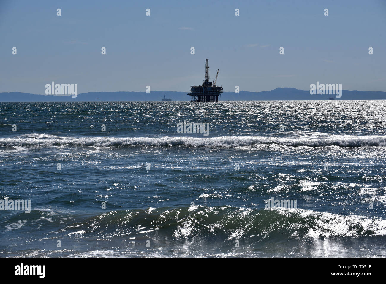 Ein Öltankschiff, das Schiff hinter einer offshore Bohrinsel im südlichen Kalifornien Stockfoto