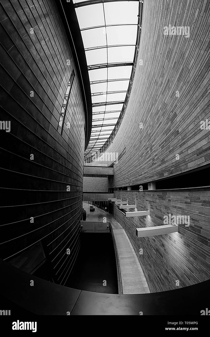 Gebogene Wände und Fenster des Museums für Moderne Kunst in Tallinn, Estland. Das Gebäude selbst ist ein Stück der modernen Kunst. Stockfoto