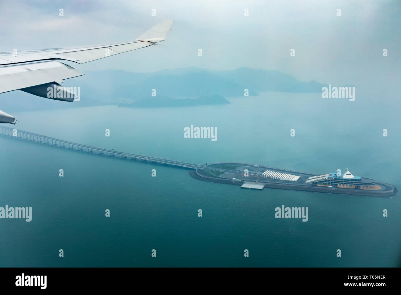 Luftbild vom Flugzeug Fenster von Hong Kong - juhai - Macau Brücke über das Meer Hafen Stockfoto