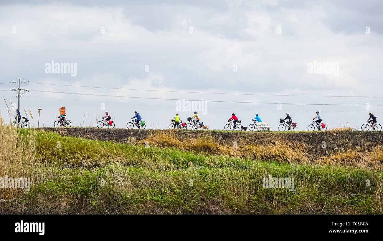 Gruppe von Radfahrern an einem Sonntag Ausflug entlang des Tiber in der Nähe von Rome Stockfoto