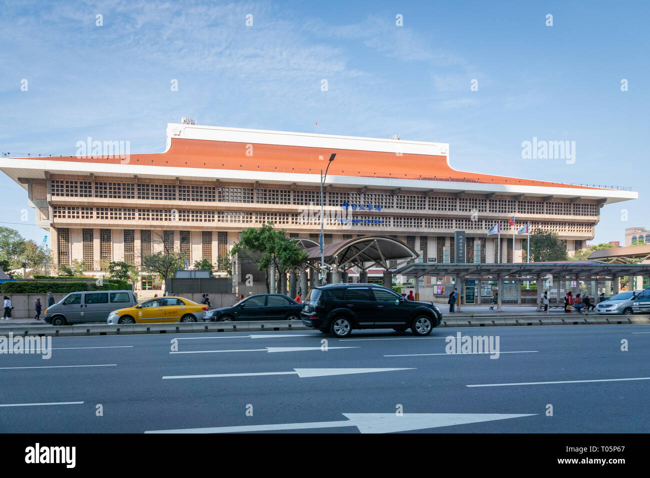 Taipei, Taiwan - Februar 2019: Hauptbahnhof von Taipei in Taipei Downtown. Der Bahnhof ist ein wichtiger Knotenpunkt in Taipei, Handhabung über eine halbe Million Stockfoto