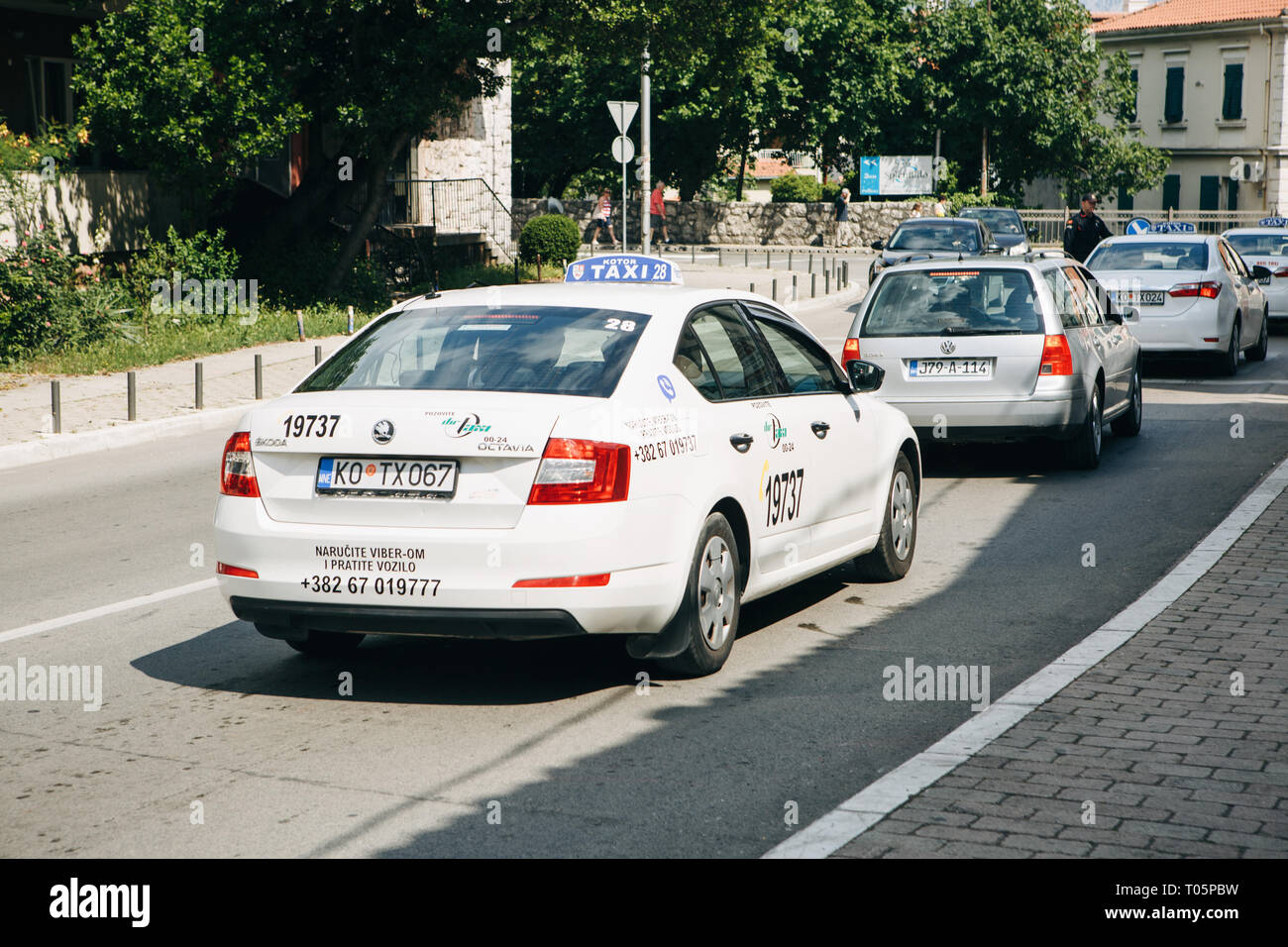 Montenegro, Kotor, 27. Juni 2018: ein Taxi Auto und andere Autos fahren auf der Straße in Kotor. Transport von Passagieren rund um die Stadt. Stockfoto