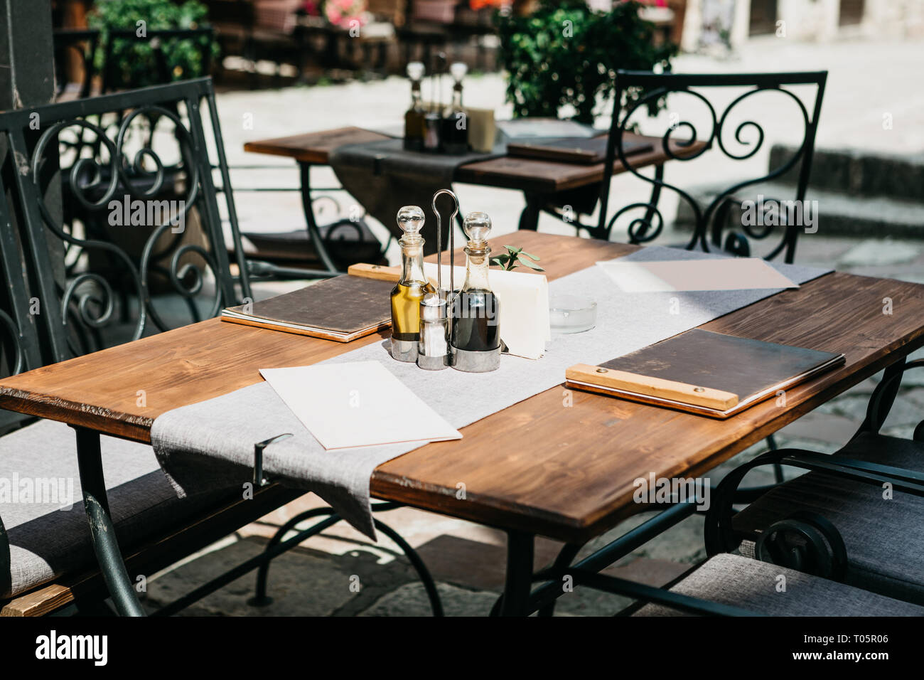 Traditionelle Europäische Cafe. Auf der Tabelle sind das Menü und es gibt Soßen oder Butter. Es gibt liegen in der Nähe. Warten auf Besucher. Stockfoto