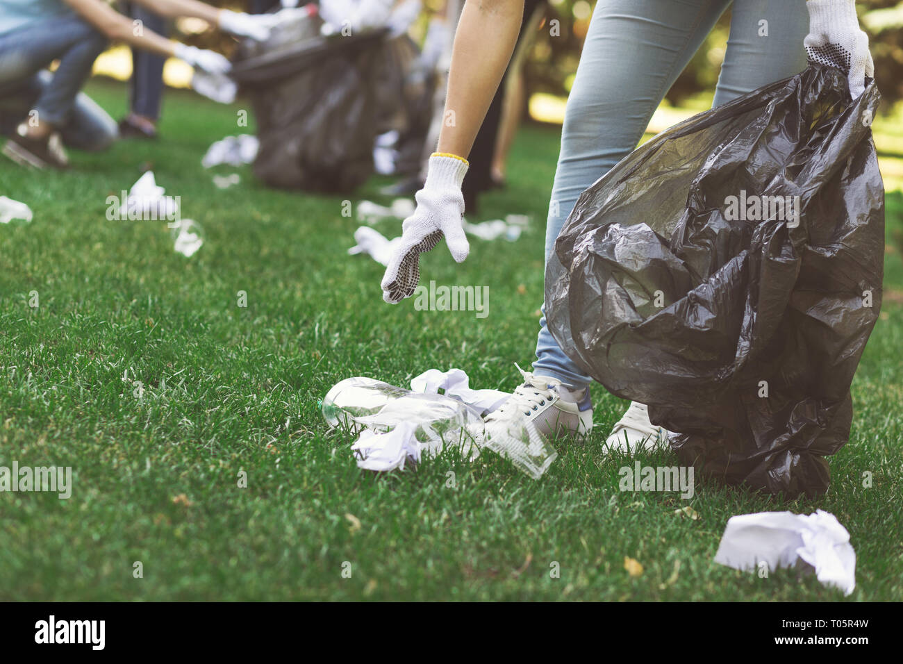 Die jungen Freiwilligen Garbage Collecting in suumer Park Stockfoto