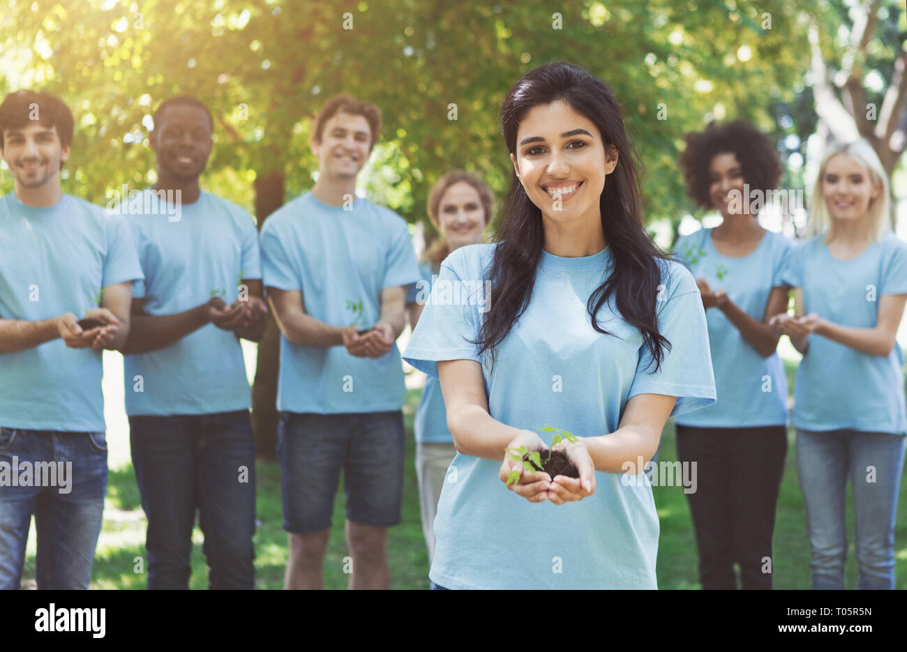 Gruppe von Freiwilligen mit Bäumen für wachsende Stockfoto