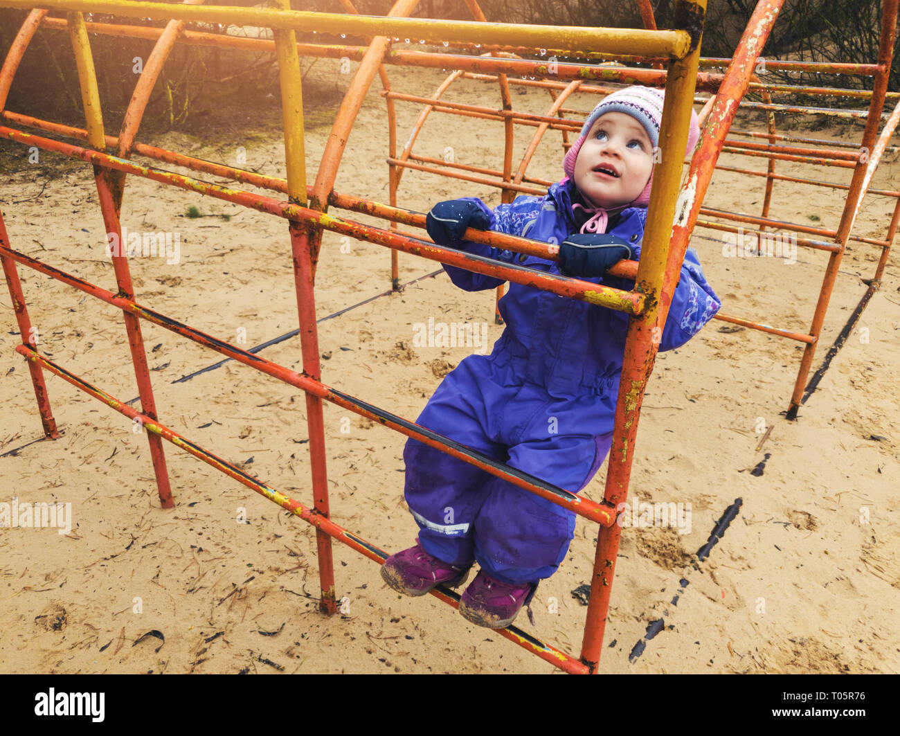 Kleines Kind klettern auf der Leiter in Spielplatz Stockfoto