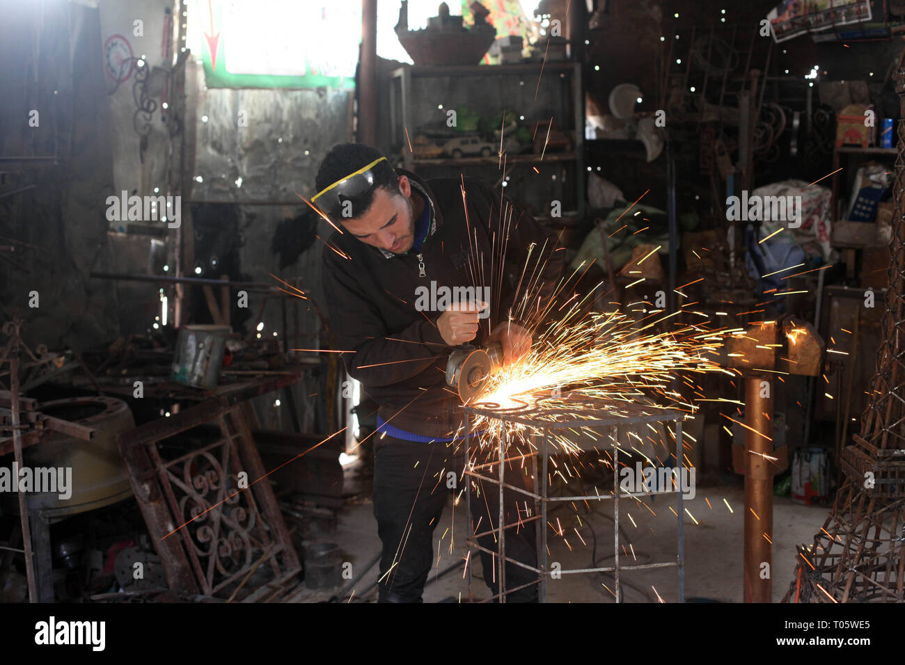 Gaza, Gazastreifen, palästinensischen Gebiet. 17 Mär, 2019. Anas Helles, einem 27-jährigen palästinensischen Schmied, kreative Metall Skulpturen in seiner Werkstatt in Gaza Stadt, am 17. März 2019. Helles versuchen, auf seine freie Zeit zu arbeiten wiederverwerteter Metalle in Schrott Kunst neben seiner Schmiedekunst beruf Credit: Mahmoud Ajjour/APA-Images/ZUMA Draht/Alamy leben Nachrichten Stockfoto