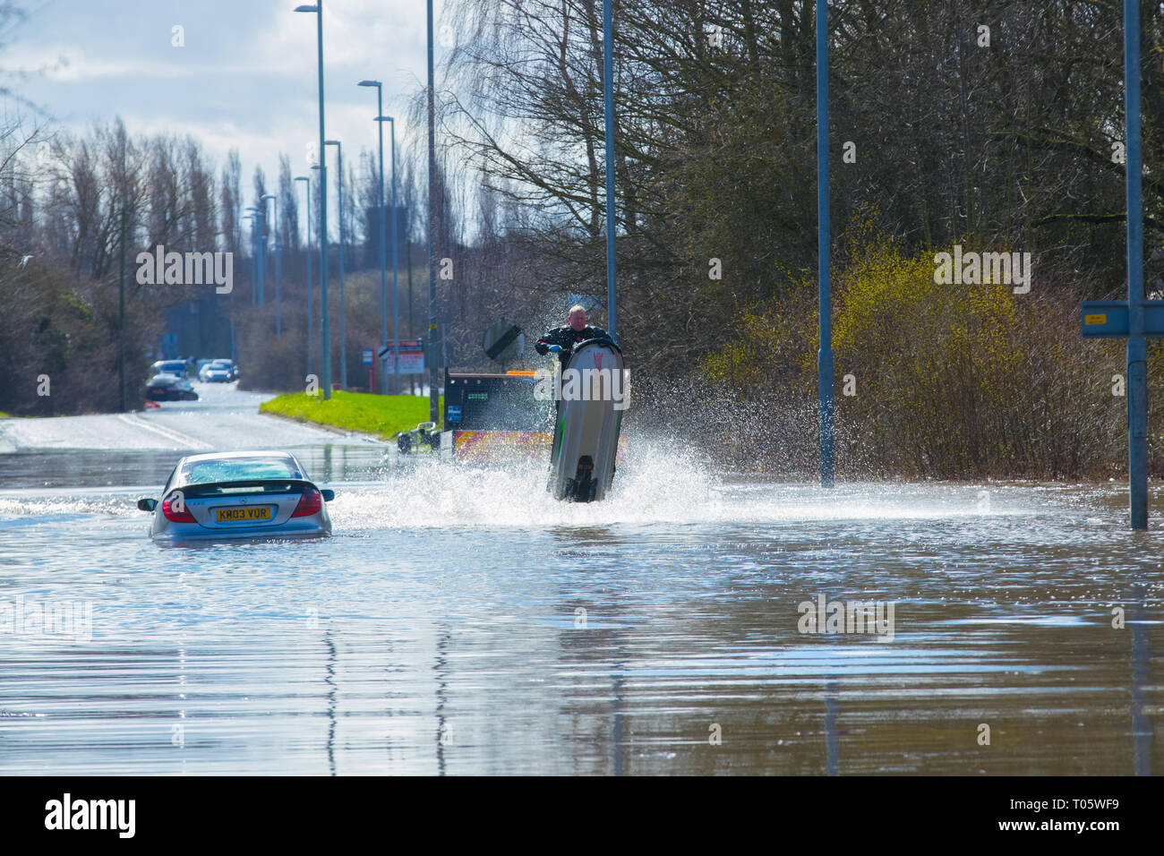 West Yorkshire, UK. 17. März 2019. Autofahrer in Castleford in Fluten gestrandet. Credit: Yorkshire Pics/Alamy leben Nachrichten Stockfoto