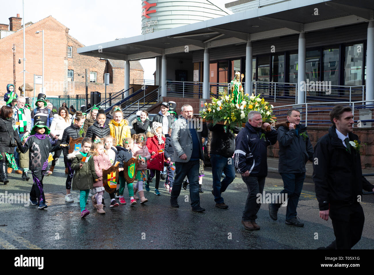 Cheshire, Großbritannien. 17. März 2019. Die jährliche St. Patrick's Day Parade statt, um 10.30 Uhr beginnend am Morgen von der irischen Verein in Orford Lane in "Der Fluss des Lebens" in der Bridge Street im Stadtzentrum, wo sehr kurz gehalten wurde der 25. Jahrestag der Bombardierung Warrington Credit: John Hopkins/Alamy Leben Nachrichten zu erinnern Stockfoto