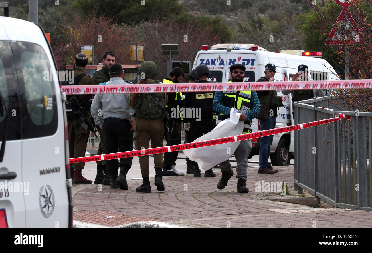 Salfit, West Bank, Palästina. 17 Mär, 2019. Mitglieder der Israelischen israelische Sicherheitskräfte stand Guard an der Seite eines Angriffs auf der Ariel Junction, die zu den israelischen Siedlung Ariel im Westjordanland am 17. März 2019. Ein israelischer wurde getötet und zwei weitere Israelis wurden schwer verletzt nach einer Palästinensischen angeblich heraus einen stechenden und schießen Angriff an der Kreuzung der illegalen israelischen Siedlung Ariel Credit: Mahmoud Salem/APA-Images/ZUMA Draht/Alamy Leben Nachrichten durchgeführt Stockfoto