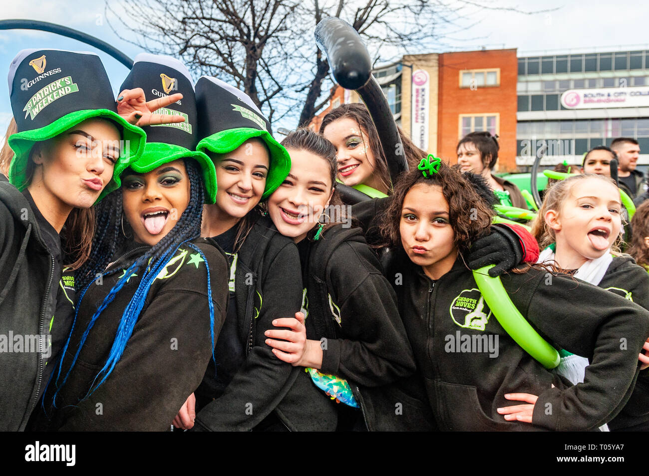 Birmingham, Großbritannien. 17. März, 2019. Die Birmingham St. Patrick's Day Parade fand heute vor 90.000 Menschen inmitten von Sonne und schweren Hagel duschen. Credit: Andy Gibson/Alamy Leben Nachrichten. Stockfoto