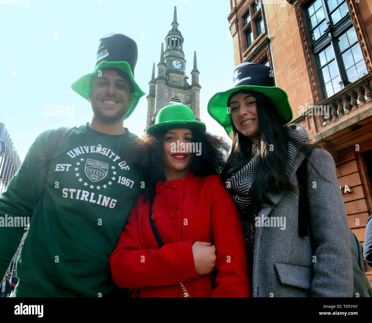 Glasgow, Schottland, Großbritannien, 17. März, 2019. Italienische Touristen erleben Sie, wie Sie sich für die St. Patrick's Day am Stil Meile von der Stadt, ist der Buchanan Street Kleid. Gerard Fähre / alamy Leben Nachrichten Stockfoto