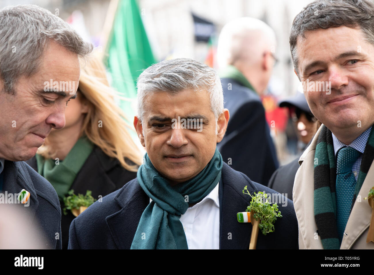 London, UK, 17. März 2019 der Londoner St. Patrick's Day Festival, der nun in seinem 17. Jahr, zieht mehr als 125.000 Menschen zu Veranstaltungen in London und an der Parade und Festival in London und Trafalgar Square. Das diesjährige Thema ist # LondonIsOpen. Die Parade waren Londoner Bürgermeister Sadiq Khan und Schauspieler James Nesbitt, Minister der Finanzen Irlands österlichen Lukas Donohoe berichten. Credit: Ilyas Ayub/Alamy leben Nachrichten Stockfoto