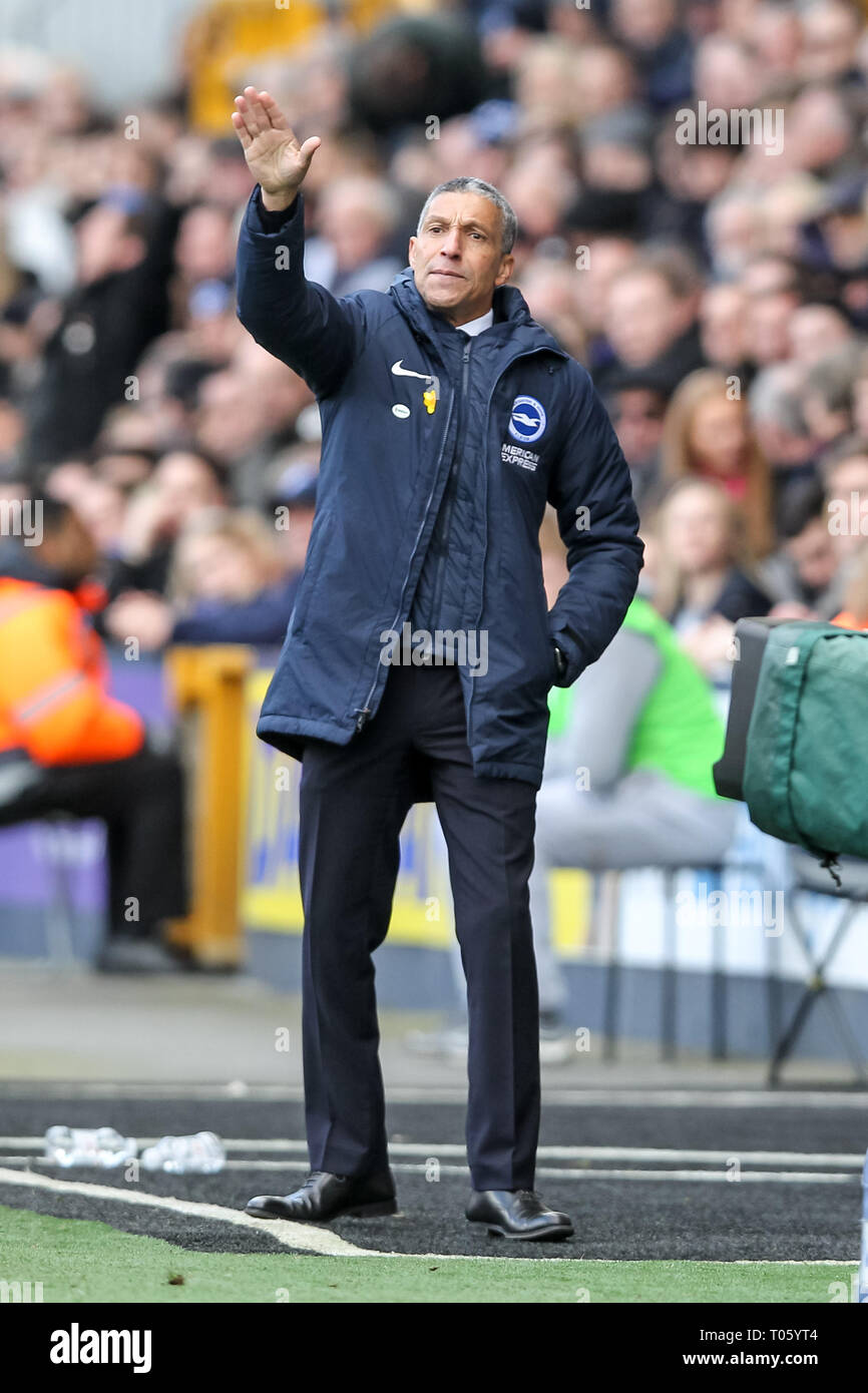 London, Großbritannien. 17 Mär, 2019. Brighton & Hove Albion Manager Chris Hughton während der Der FA Cup Match zwischen Millwall und Brighton und Hove Albion an der Höhle, London, England am 17. März 2019. Foto von Ken Funken. Nur die redaktionelle Nutzung, eine Lizenz für die gewerbliche Nutzung erforderlich. Keine Verwendung in Wetten, Spiele oder einer einzelnen Verein/Liga/player Publikationen. Credit: UK Sport Pics Ltd/Alamy leben Nachrichten Stockfoto