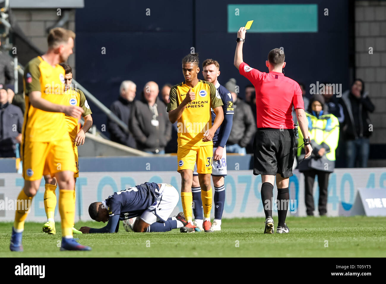 London, Großbritannien. 17 Mär, 2019. Bernardo von Brighton & Hove Albion erhält eine gelbe Karte während der Der FA Cup Match zwischen Millwall und Brighton und Hove Albion an der Höhle, London, England am 17. März 2019. Foto von Ken Funken. Nur die redaktionelle Nutzung, eine Lizenz für die gewerbliche Nutzung erforderlich. Keine Verwendung in Wetten, Spiele oder einer einzelnen Verein/Liga/player Publikationen. Credit: UK Sport Pics Ltd/Alamy leben Nachrichten Stockfoto