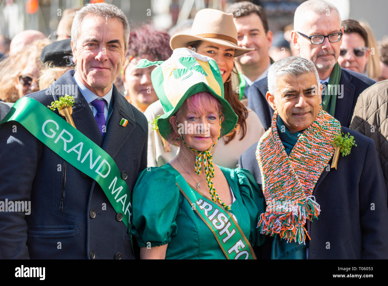 Traditionelle St. Patrick's Day Parade durch London, UK hatte Schauspieler James Nesbitt als Grand Marshall, Bürgermeister von London Sadiq Khan an der Spitze einer grossen Prozession Stockfoto