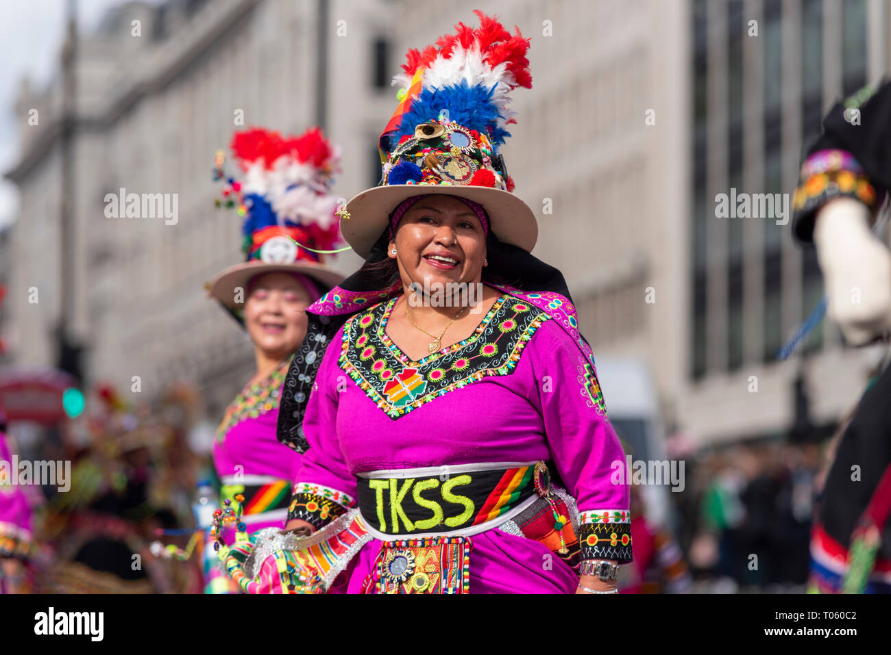 Traditionelle St. Patrick's Day Parade durch London, UK bunten Tinkus San Simon Lateinamerikanischen Südamerikanische Tänzerinnen im Lieferumfang enthalten Stockfoto