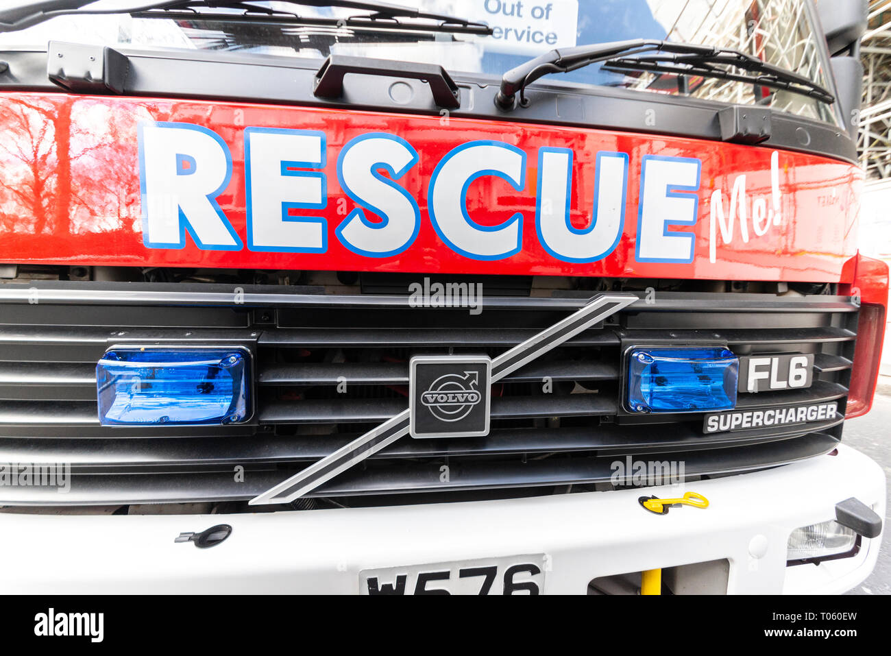 Traditionelle St. Patrick's Day Parade durch London, UK. Volvo FL6 Feuerwehrauto mit Rescue me Text Stockfoto