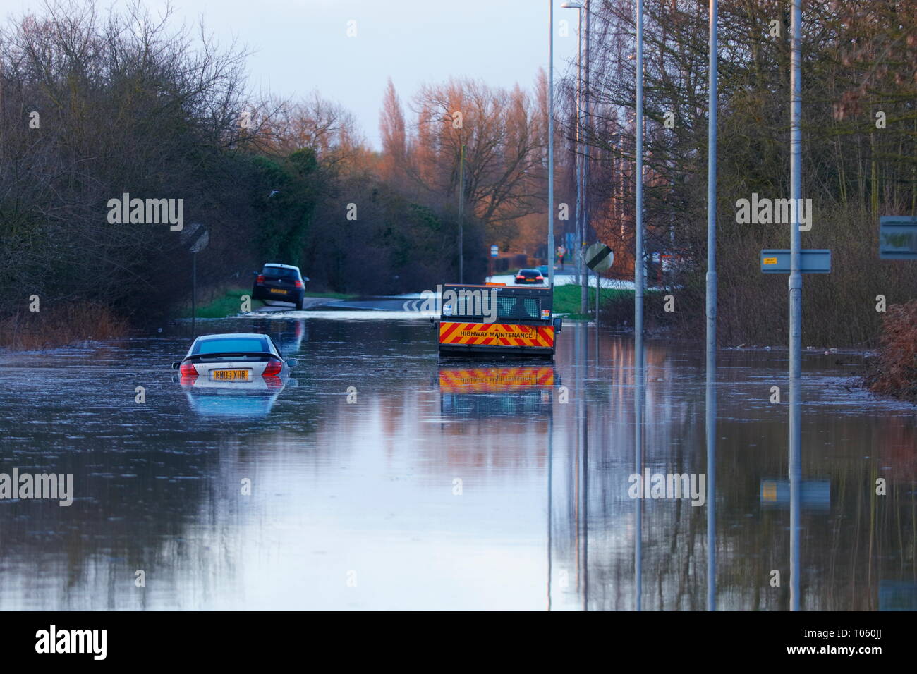 Castleford, UK. 17. März 2019. Autofahrer verlassen Fahrzeuge nach Hochwasser steckengeblieben, zwischen Castleford & Allerton Bywater. Kredit Yorkshire Pics/Alamy leben Nachrichten Stockfoto