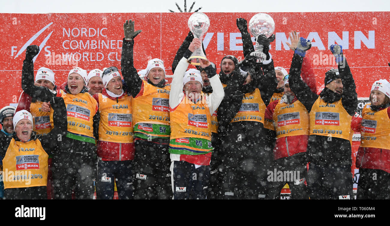 Schonach, Deutschland. 17 Mär, 2019. Nordic Ski/Kombination: Das norwegische Team jubelt mit den Kristallkugeln in ihren Händen für die gesamte Mannschaft WM-Sieg. Quelle: Patrick Seeger/dpa/Alamy leben Nachrichten Stockfoto