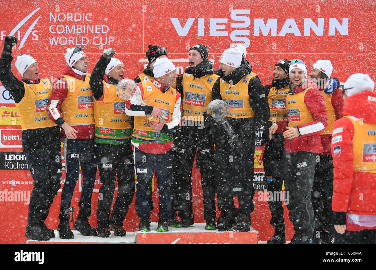 Schonach, Deutschland. 17 Mär, 2019. Nordic Ski/Kombination: Das norwegische Team, einschließlich Jarl Magnus Riiber (5.v. r.), jubelt mit den Kristallkugeln in ihren Händen für die gesamte Mannschaft WM-Sieg. Quelle: Patrick Seeger/dpa/Alamy leben Nachrichten Stockfoto