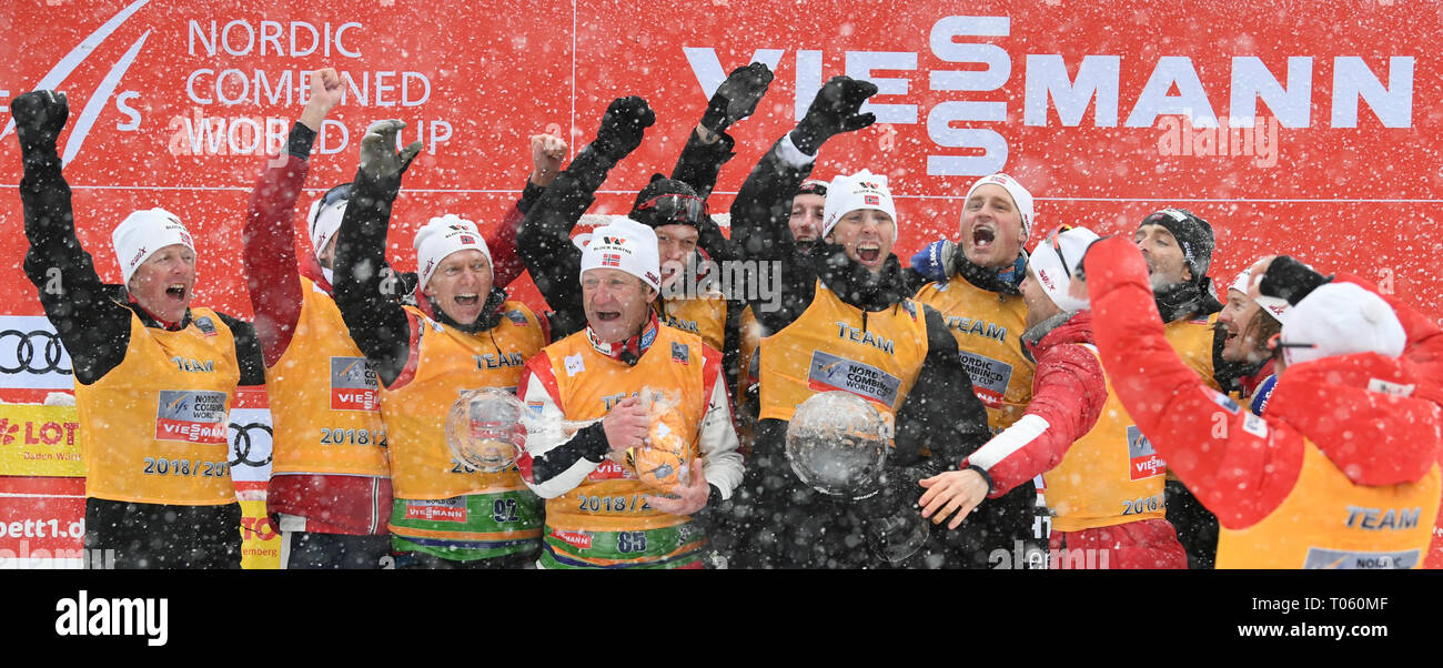 Schonach, Deutschland. 17 Mär, 2019. Nordic Ski/Kombination: Das norwegische Team, einschließlich Jarl Magnus Riiber (M), jubelt mit den Kristallkugeln in ihren Händen für die gesamte Mannschaft WM-Sieg. Quelle: Patrick Seeger/dpa/Alamy leben Nachrichten Stockfoto