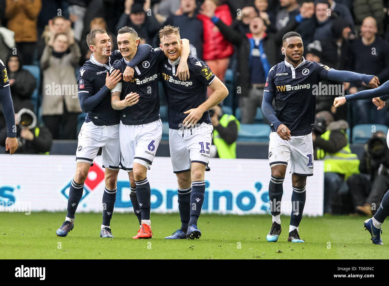 London, Großbritannien. 17 Mär, 2019. Alex Pearce von millwall Kerben der öffnung Ziel es 1-0 machen und feiert während der Der FA Cup Match zwischen Millwall und Brighton und Hove Albion an der Höhle, London, England am 17. März 2019. Foto von Ken Funken. Nur die redaktionelle Nutzung, eine Lizenz für die gewerbliche Nutzung erforderlich. Keine Verwendung in Wetten, Spiele oder einer einzelnen Verein/Liga/player Publikationen. Credit: UK Sport Pics Ltd/Alamy leben Nachrichten Stockfoto