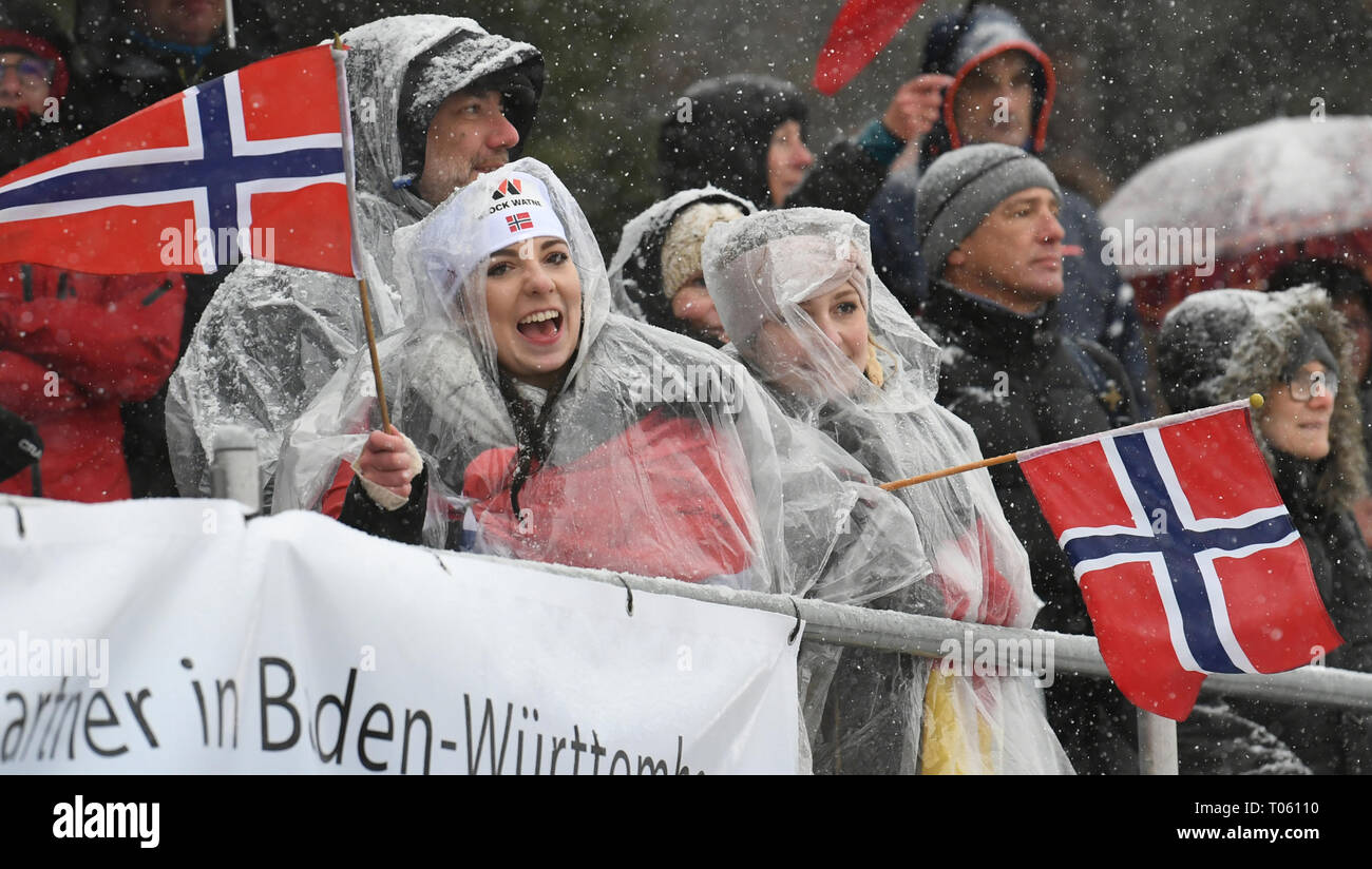 Schonach, Deutschland. 17 Mär, 2019. Nordic Ski/Kombination: norwegischen Fans in regenbekleidung Anfeuern ihrer Mannschaft, die in der Gesamtwertung Teamwertung gewonnen hat. Quelle: Patrick Seeger/dpa/Alamy leben Nachrichten Stockfoto