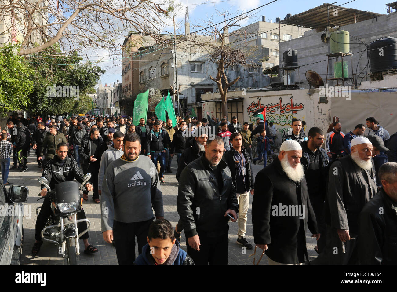 Jabalia, Gazastreifen, palästinensischen Gebiet. 17 Mär, 2019. Die palästinensische Hamas Anhänger an einer Rallye der West Bank schießen Angriff zu feiern, in Jabalia im nördlichen Gazastreifen März 17, 2019. Ein israelischer wurde getötet und zwei weitere Israelis wurden schwer verletzt nach einer Palästinensischen angeblich heraus einen stechenden und schießen Angriff an der Kreuzung der illegalen israelischen Siedlung Ariel Credit: Ashraf Amra/APA-Images/ZUMA Draht/Alamy Leben Nachrichten durchgeführt Stockfoto