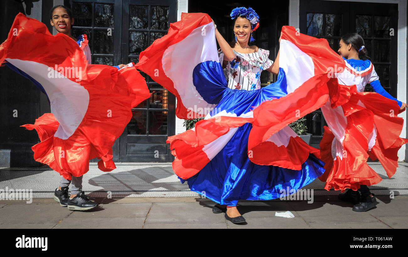 London, UK, 17. März 2019. Bunte Südamerikanische Tänzerinnen und Tänzern aus verschiedenen Ländern beleben die Parade. Jetzt in seinem 17. Jahr, die Parade zieht mehr als 50.000 Menschen für eine farbenfrohe Prozession der irische Marching Bands aus Großbritannien, den USA und Irland, energetische Tanzgruppen und spektakulären Prunk. Credit: Imageplotter/Alamy leben Nachrichten Stockfoto