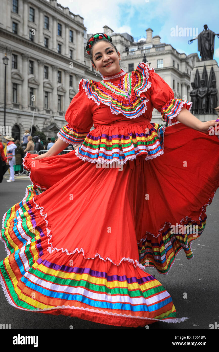 London, UK, 17. März 2019. Bunte Südamerikanische Tänzerinnen und Tänzern aus verschiedenen Ländern beleben die Parade. Jetzt in seinem 17. Jahr, die Parade zieht mehr als 50.000 Menschen für eine farbenfrohe Prozession der irische Marching Bands aus Großbritannien, den USA und Irland, energetische Tanzgruppen und spektakulären Prunk. Credit: Imageplotter/Alamy leben Nachrichten Stockfoto